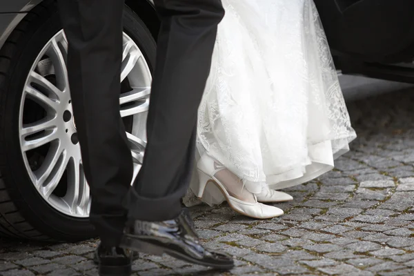 Bride and groom getting out of the car — Stock Photo, Image