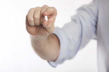 adam tablet gösterir