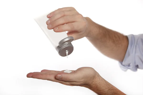 L'homme utilise la crème pour les mains — Photo