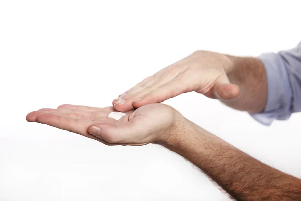 L'homme utilise la crème pour les mains — Photo