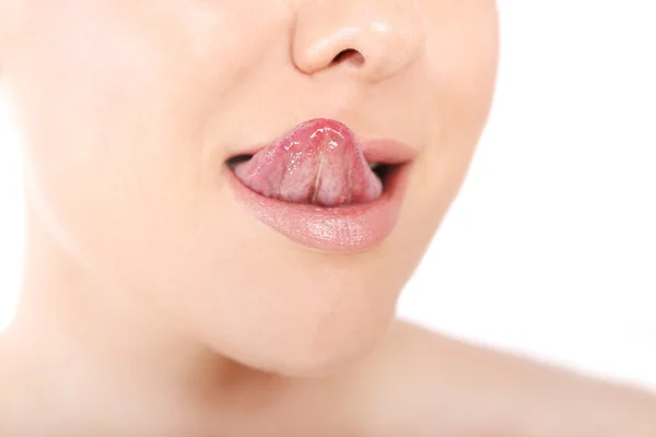 Mujer joven lamiendo con lengua sobre sus labios — Foto de Stock