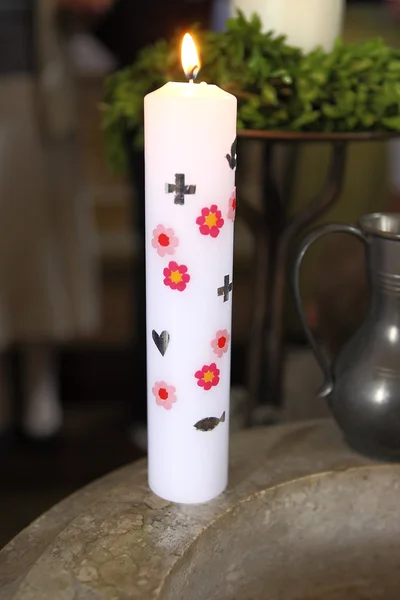 洗礼式蝋燭の花を持つ — ストック写真