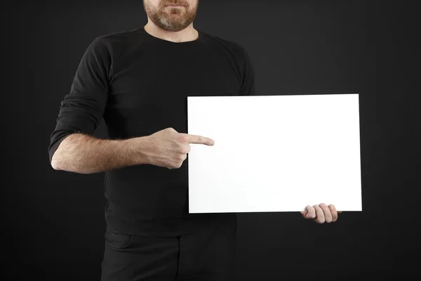 Mannen håller upp affisch — Stockfoto