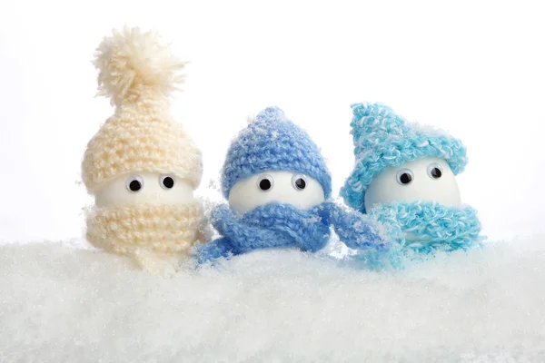 Eggs with hats in the snow — Stock Photo, Image
