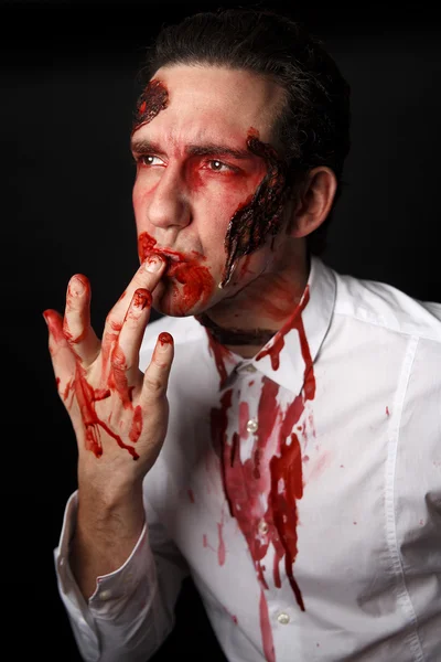Psychopath leckt Blut an seinen Fingern — Stockfoto