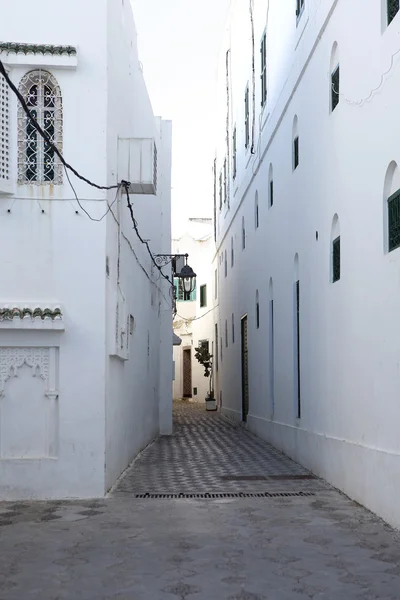 Callejón estrecho en Assila, Marruecos —  Fotos de Stock