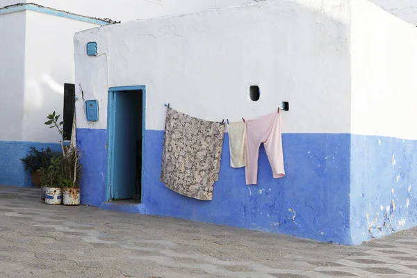 Farbenfrohe Wäsche in assila, Marokko — Stockfoto