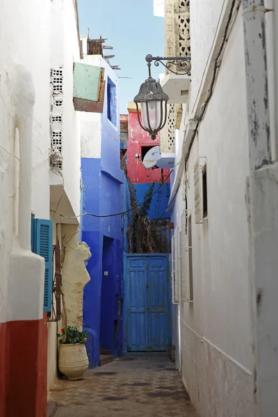 Cour arrière colorée à Assila, Maroc — Photo