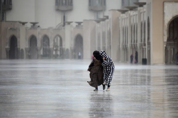 Zwei Marokkaner rennen durch den Regen — Stockfoto