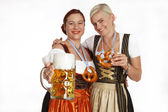 zwei bayrische Mädels mit Bier in Tracht