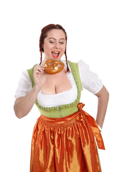 Mladá červenou hlavou žena v bavorském kroji — Stock fotografie