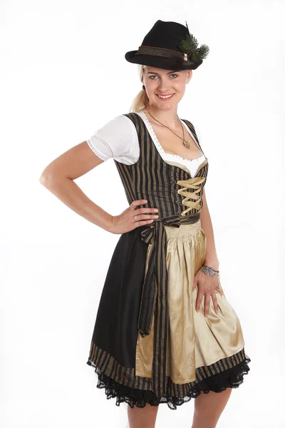年轻的金发女子，在传统的巴伐利亚服装 — 图库照片