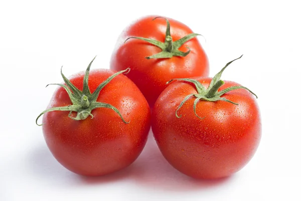 Τρεις κόκκινες ντομάτες σε λευκό φόντο — Φωτογραφία Αρχείου