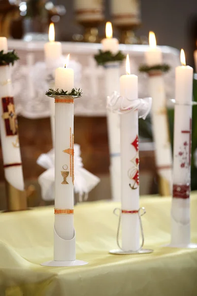 Brandende kaarsen op de communie — Stockfoto