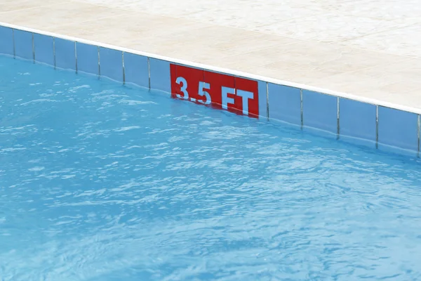 Sinal de 3,5 pés em uma piscina — Fotografia de Stock