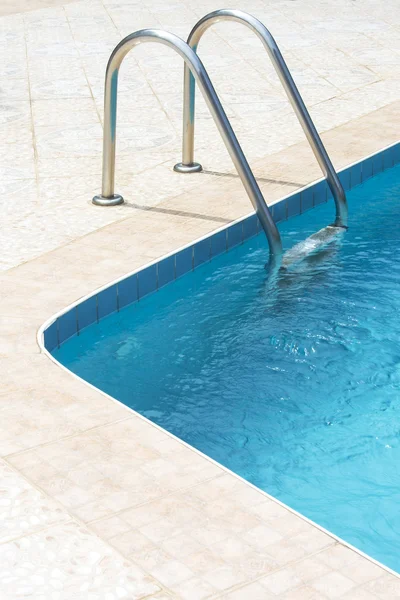 Piscina en el sol — Foto de Stock