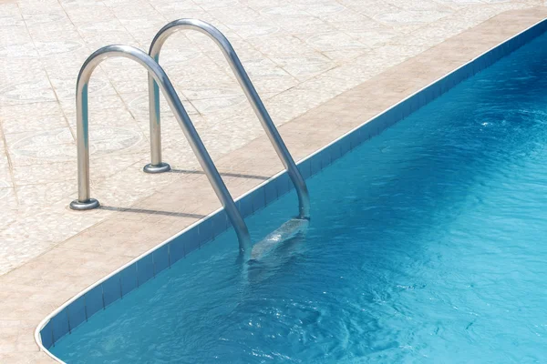 Piscina en el sol — Foto de Stock