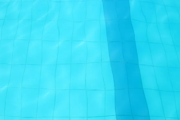 Boden eines Schwimmbeckens mit Wasserwellen — Stockfoto