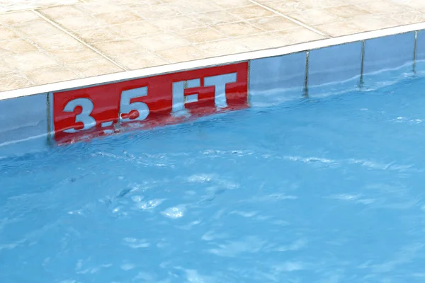 Cartel de 3,5 pies en una piscina — Foto de Stock