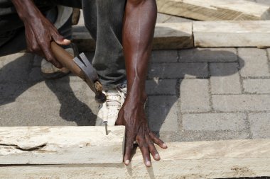 Afrika marangoz ahşap ile çalışır
