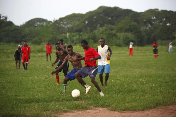 Африканская футбольная команда во время тренировок — стоковое фото