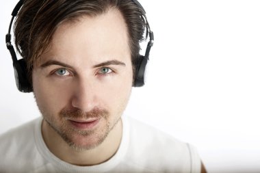 kulaklıklar ile çekici bir adam kameraya benziyor