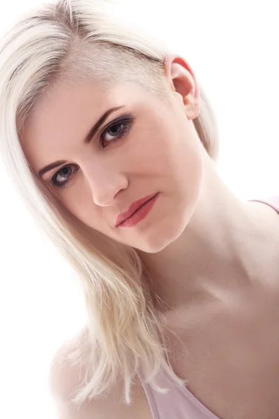 Porträtt av en ung attraktiv kvinna med röda läppar — Stockfoto