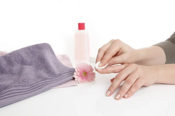 Frau ersetzt Nagellack — Stockfoto