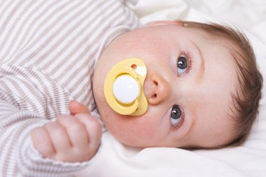 Bebek kız kameraya doğru görünüyor