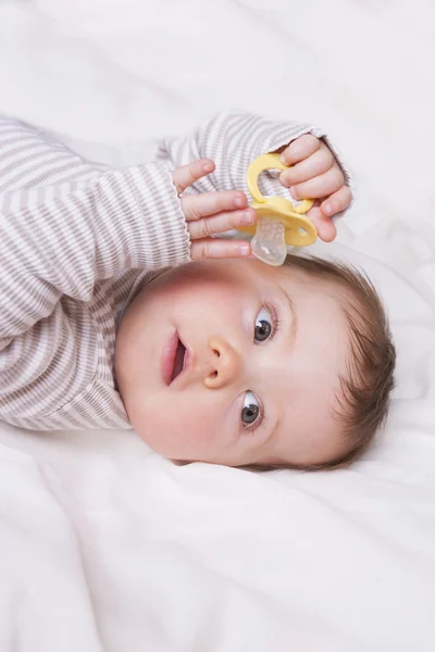Baby flicka ligger på en vit filt — Stockfoto
