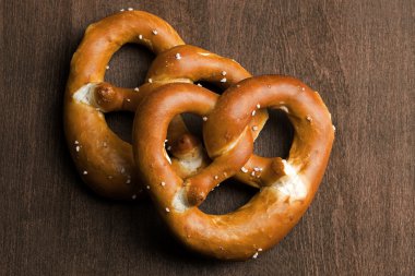 kahverengi zemin üzerine iki tipik Bavyera simit
