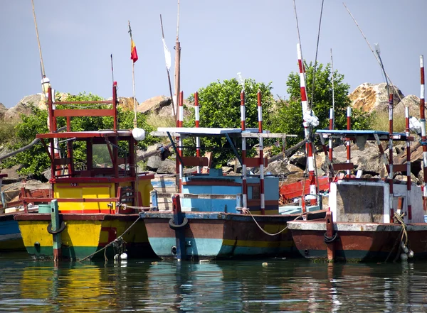 Barcos Fisher en la playa en la luz de la mañana — Foto de Stock