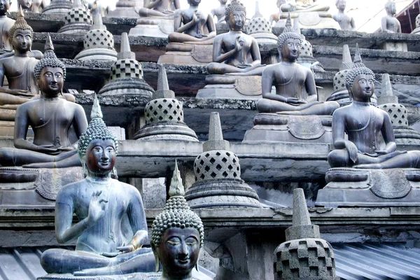 Flera hållning av buddha statyer — Stockfoto