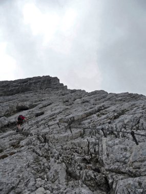 Alpspitze Dağı, Garmisch-Partenkirchen, Bavyera, Almanya 'da yaz mevsiminde ferrata yoluyla