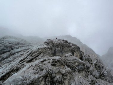 Garmisch-Partenkirchen, Bavyera, Almanya 'da yaz mevsiminde Ferrata üzerinden Alpspitze Dağı