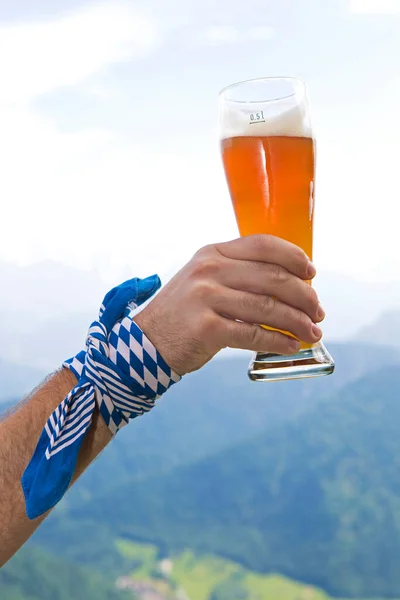 Uomo Con Panno Bavarese Possesso Vetro Birra Grano Aria — Foto Stock