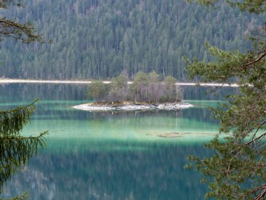 Almanya 'nın Bavyera kentindeki ünlü Eibsee Gölü' nün dağ manzarası