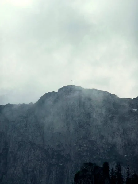 Cumbre Cruzada Montaña Benediktenwand Baviera Alemania Con Entorno Nublado — Foto de Stock