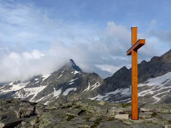 Gipfelkreuz Riepenkopf Berliner Höhenweg Zillertaler Alpen Tirol Österreich — Stockfoto
