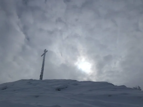 겨울철에 바이에른의 산맥을 횡단하는 — 스톡 사진