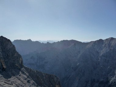 Yaz zamanı Almanya 'nın Bavyera eyaletinde Jubilaeumsgrat tepesinde dağ yürüyüşü turu