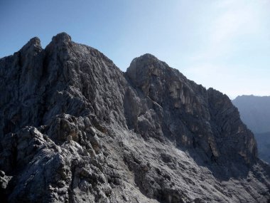 Yaz zamanı Almanya 'nın Bavyera eyaletinde Jubilaeumsgrat tepesinde dağ yürüyüşü turu