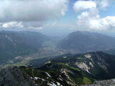 Baharda Almanya, Bavyera 'daki Garmisch-Partenkirchen' de Ferrata üzerinden Alpspitze 'den gelen dağ manzarası