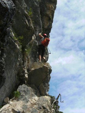 Avusturya 'daki Ferrata üzerinden Postalmklamm' a tırmanan