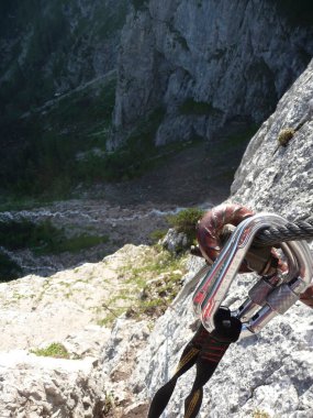 Via ferrata ile yüksek dağ gölü Seebensee, Zugspitze dağı, Tyrol, Avusturya