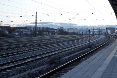 Akşamları boş tren istasyonu.
