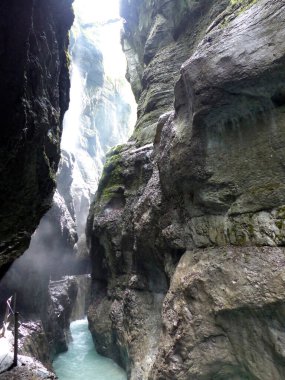 Sonbaharda Bavyera, Almanya 'da Canyon Partnachklamm
