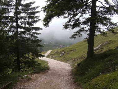 İlkbaharda Avusturya 'nın Tyrol kentindeki Piramidenspitze dağ yürüyüşü