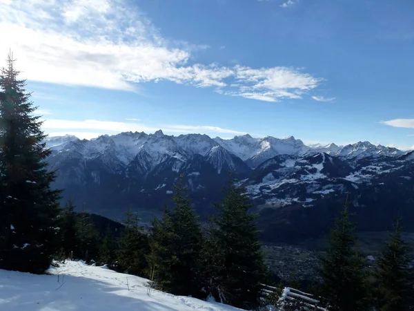 前往奥地利Raggal的Hoher Frassen山的冬季徒步旅行 — 图库照片