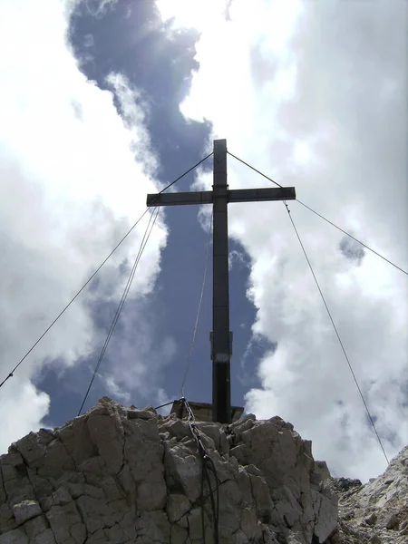 Cruz Cumbre Montaña Alpspitze Garmisch Partenkirchen Baviera Alemania Primavera —  Fotos de Stock